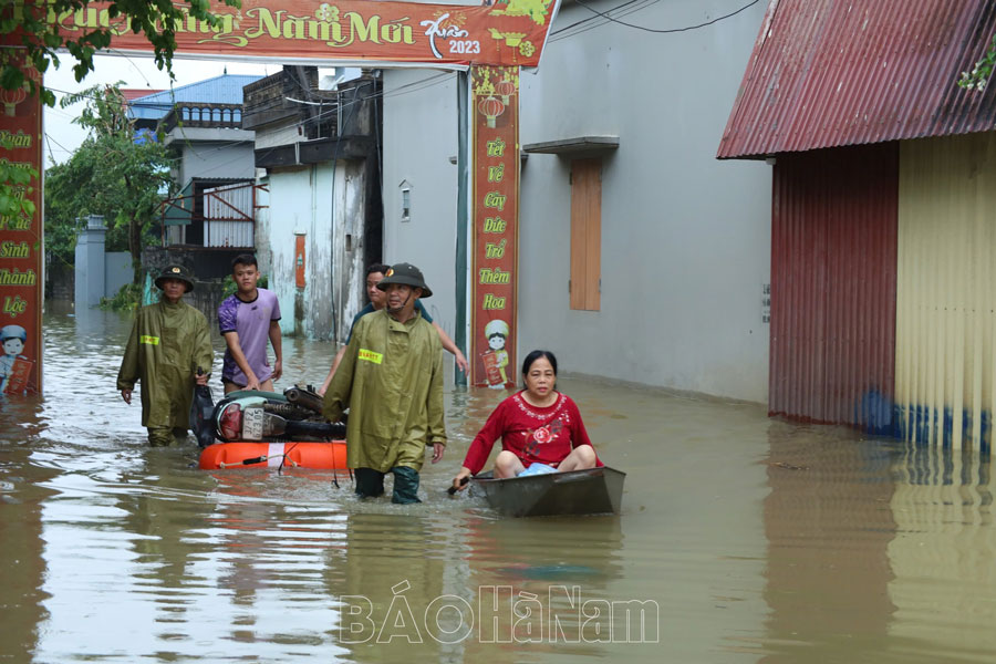 Hơn 700 cán bộ, chiến sỹ công an, quân sự hỗ trợ nhân dân Thanh Liêm chống lũ