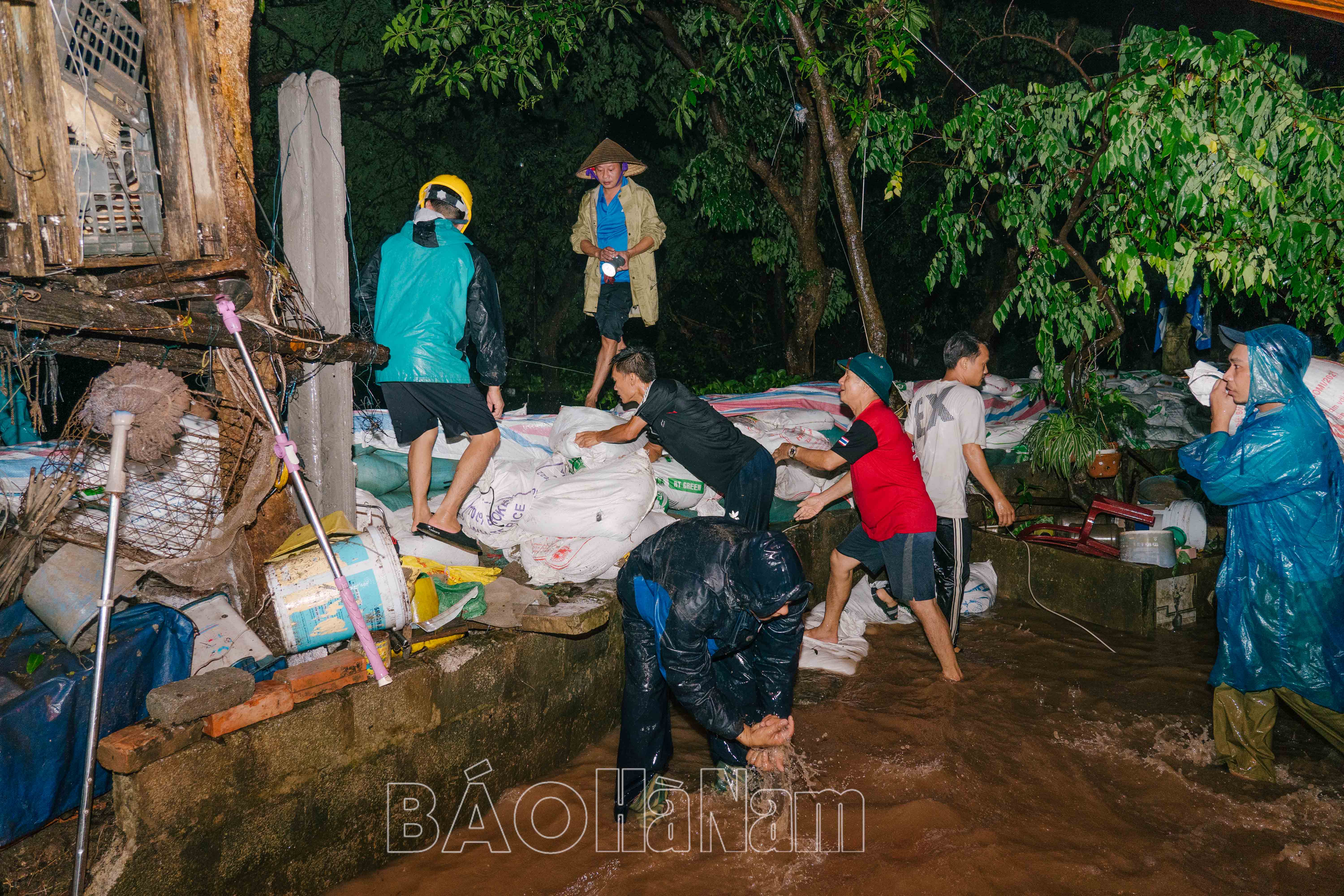 Phường Lam Hạ khắc phục, xử lý sự cố đê bối khu vực tổ dân phố Đường Ấm