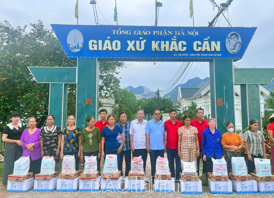 Tặng 100 suất quà cho người dân vùng lũ xã Thanh Thủy, Thanh Tân