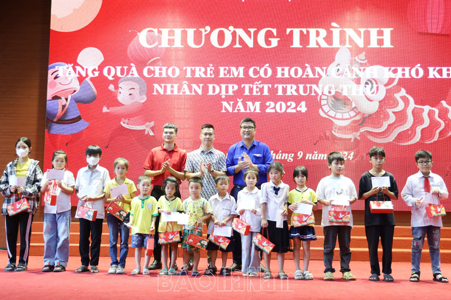 Tặng quà cho trẻ em có hoàn cảnh khó khăn tại Bình Lục