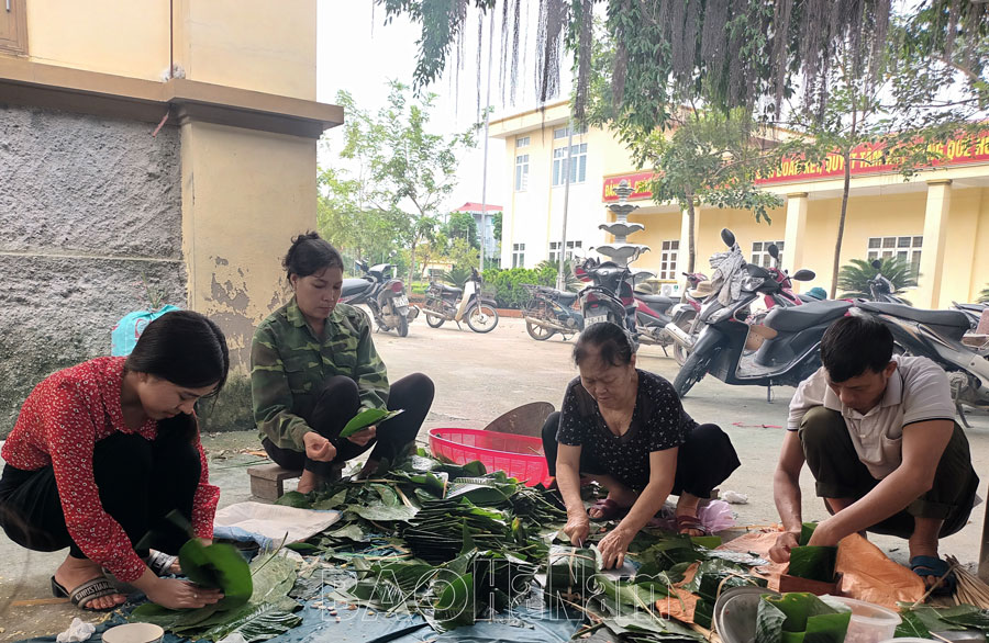 Hội LHPN xã Liêm Sơn gói bánh chưng ủng hộ người dân vùng bị ngập lụt