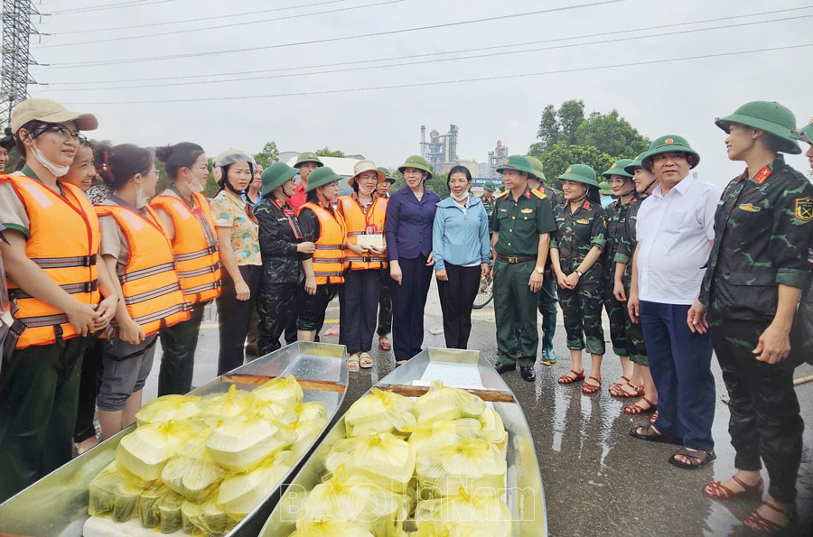 Ấm tình "Bếp ăn 0 đồng" mùa lụt ở Bồng Lạng