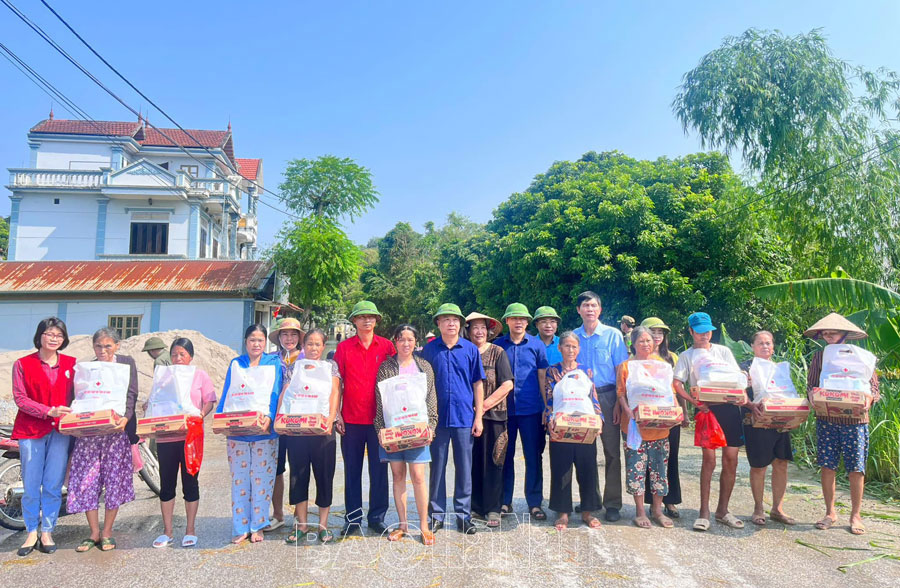 Trao tặng 50 suất quà cho hộ dân xã Tân Sơn bị ảnh hưởng mưa lũ