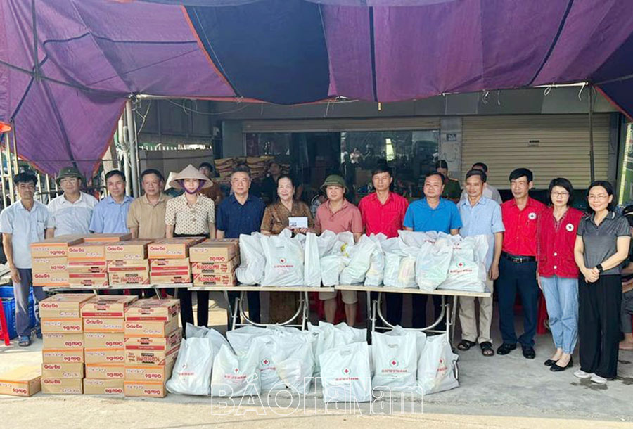 Trao tặng 50 suất quà cho các hộ dân bị ảnh hưởng mưa lũ tại thị trấn Kiện Khê