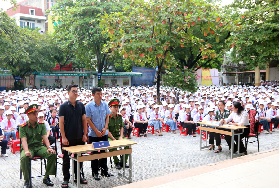 Gần 1.000 cán bộ, giáo viên, học sinh Trường THCS Trần Quốc Toản tham dự “Phiên tòa giả định”