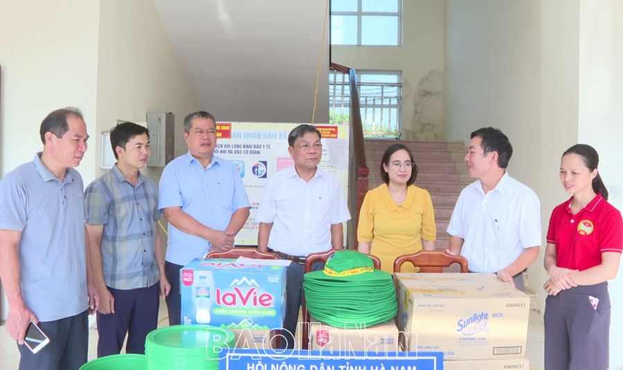 Tặng nhu yếu phẩm hỗ trợ nhân dân xã Mộc Nam bị ảnh hưởng bởi mưa lũ