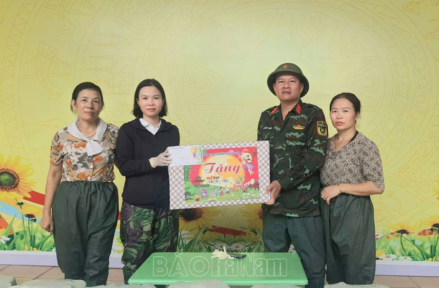 LLVT huyện Thanh Liêm tham gia dọn vệ sinh các điểm trường sau ngập lụt