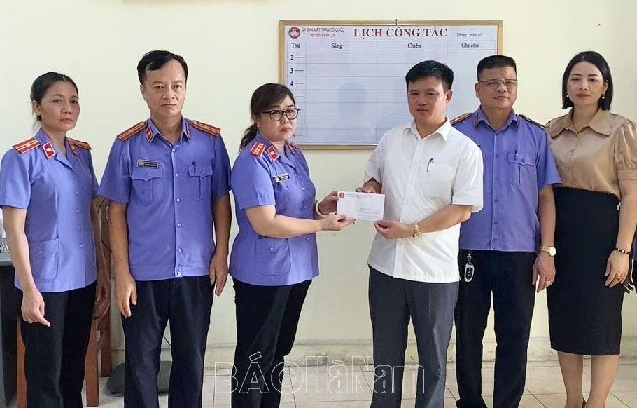 Viện KSND Bình Lục quyên góp ủng hộ đồng bào bị thiệt hại do bão, lũ