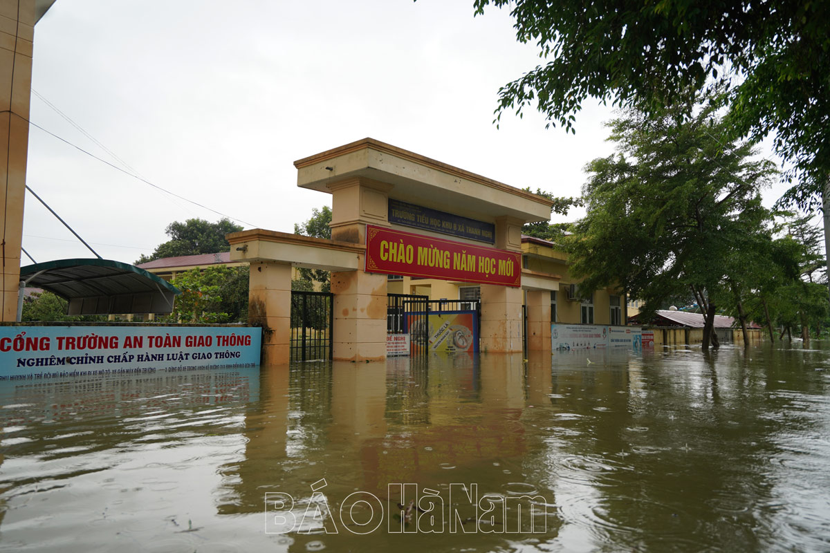 Thanh Liêm còn 10 điểm trường vẫn cho sinh nghỉ học vì ngập lụt