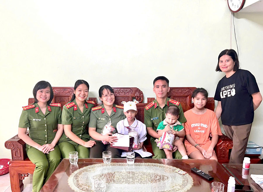 Công an huyện Bình Lục tặng quà "con đỡ đầu" nhân dịp Tết Trung thu