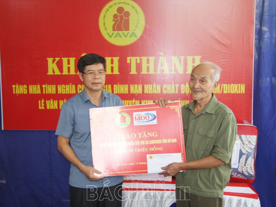 Bàn giao nhà tình nghĩa cho nạn nhân chất độc da cam xã Khả Phong