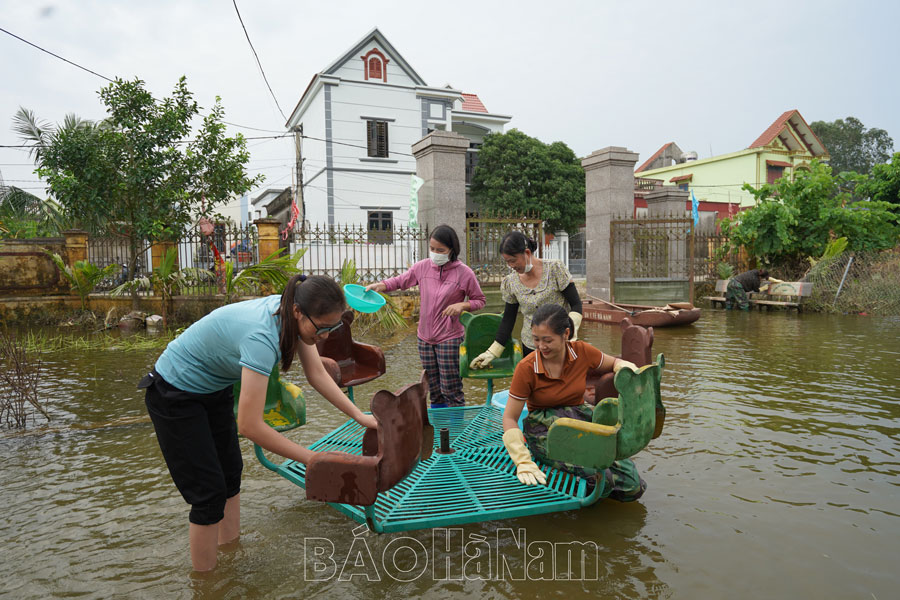 Học sinh 6 trường, điểm trường cuối cùng bị ngập lụt đi học trở lại