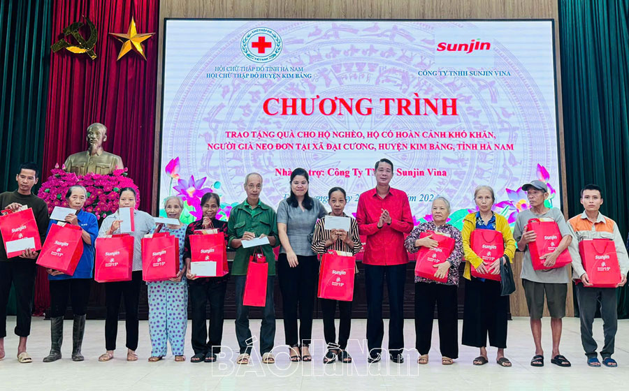 Tặng 50 suất quà cho hộ nghèo, hoàn cảnh khó khăn ở xã Đại Cương