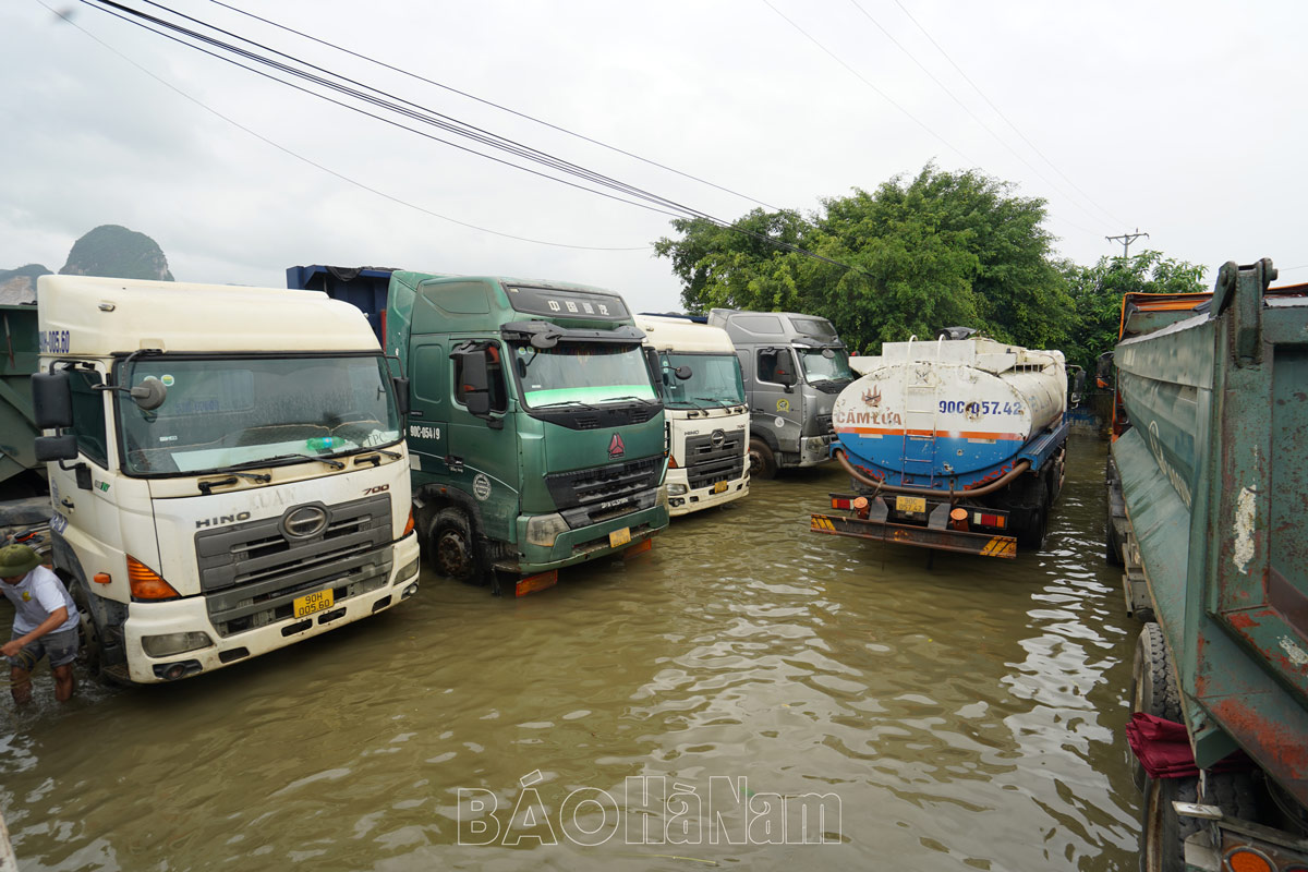 Nhiều phương tiện vận tải của doanh nghiệp bị ngập nước