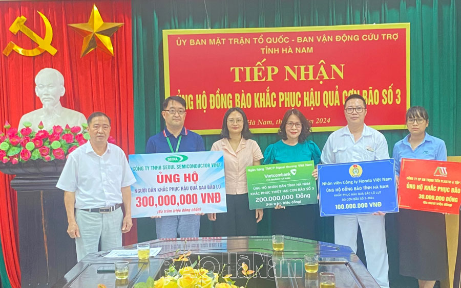 Các đơn vị, doanh nghiệp tiếp tục ủng hộ nhân dân những vùng bị ảnh hưởng bão, lụt