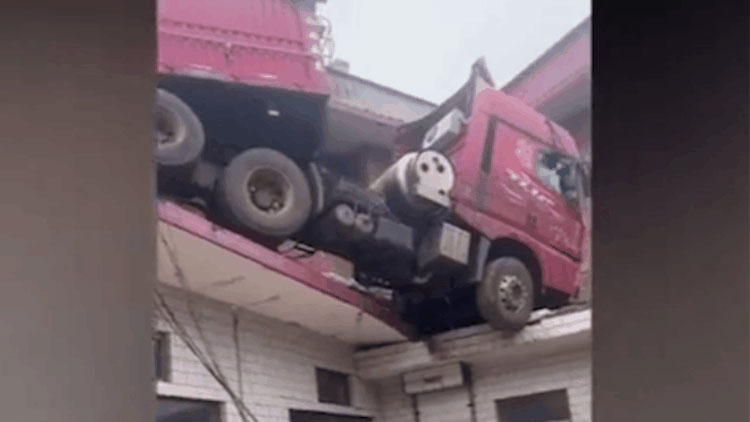 Xe container mất lái 'bay thẳng' lên nóc nhà dân