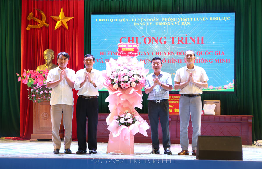 Xã Vũ Bản hưởng ứng Ngày chuyển đổi số quốc gia và hỗ trợ xây dựng mô hình xã thông minh