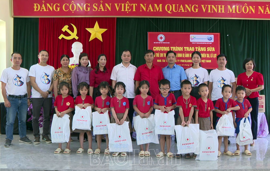 Trao tặng sữa cho trẻ em bị ảnh hưởng lũ lụt tại thị xã Duy Tiên