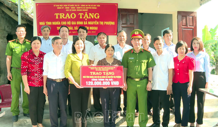 Trao "Nhà tình nghĩa" cho hộ gia đình hoàn cảnh đặc biệt khó khăn tại xã Chuyên Ngoại