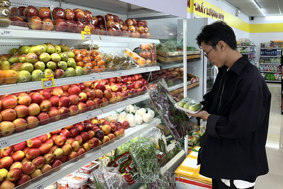 Rau xanh khan hiếm, tăng giá mạnh sau bão, lũ