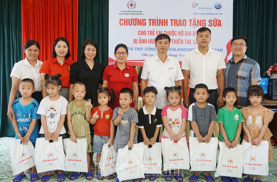 Trao tặng sữa cho trẻ em mầm non thuộc hộ nghèo bị ảnh hưởng thiên tai, bão lũ ở thành phố Phủ Lý