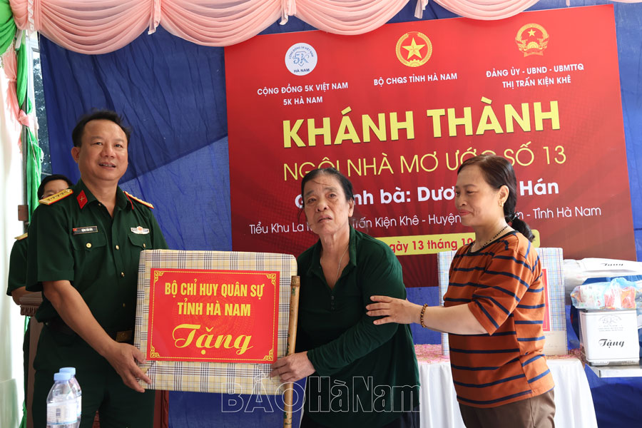 Bộ CHQS tỉnh phối hợp khánh thành nhà tặng gia đình hộ nghèo