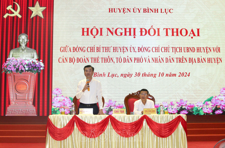Đồng chí Bí thư Huyện uỷ và Chủ tịch UBND huyện Bình Lục đối thoại với cán bộ đoàn thể thôn, tổ dân phố và nhân dân