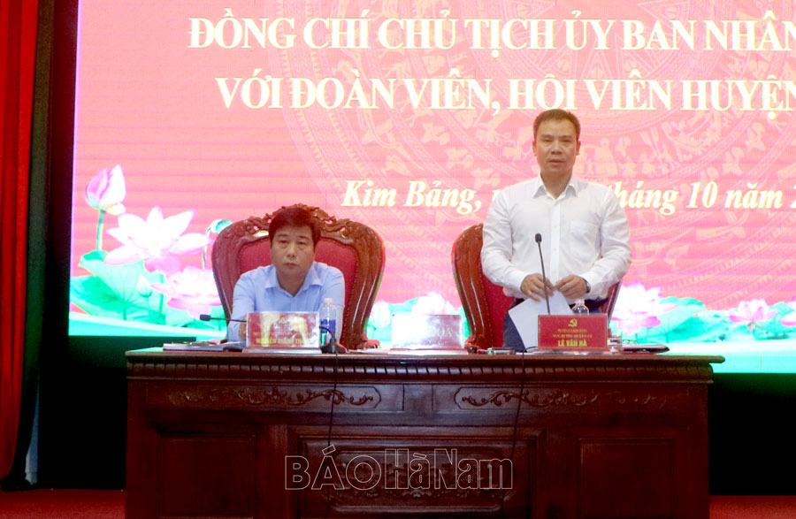 Đồng chí Bí thư Huyện ủy và Chủ tịch UBND huyện Kim Bảng đối thoại với đoàn viên, hội viên