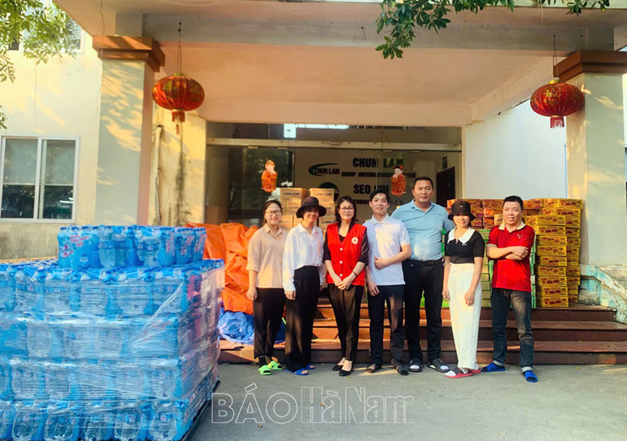 Hội Chữ thập đỏ tỉnh tặng 100 suất quà cho người dân vùng ngập lụt Quảng Bình