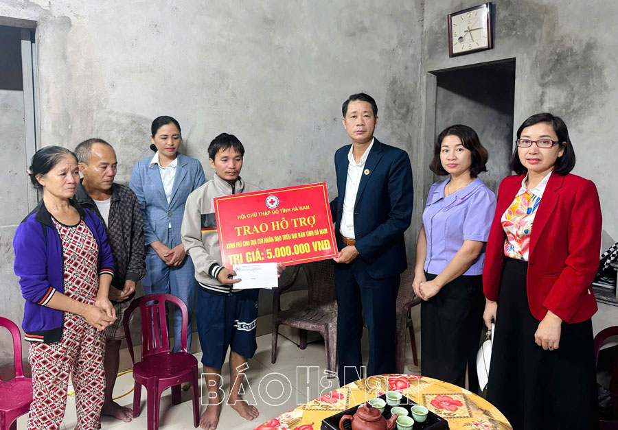 Trao kinh phí hỗ trợ địa chỉ nhân đạo ở xã Nguyên Lý