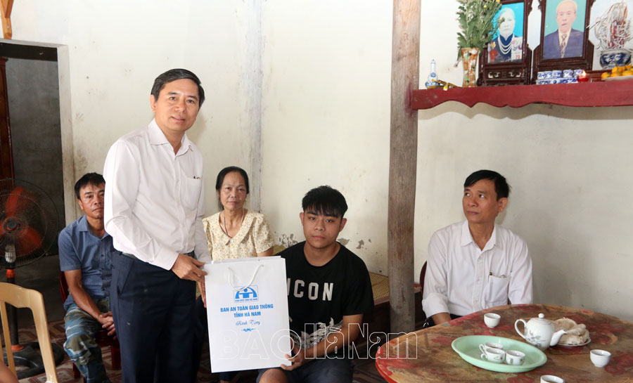 Đồng chí Phó Chủ tịch UBND tỉnh Trần Xuân Dưỡng thăm, tặng quà gia đình nạn nhân tai nạn giao thông