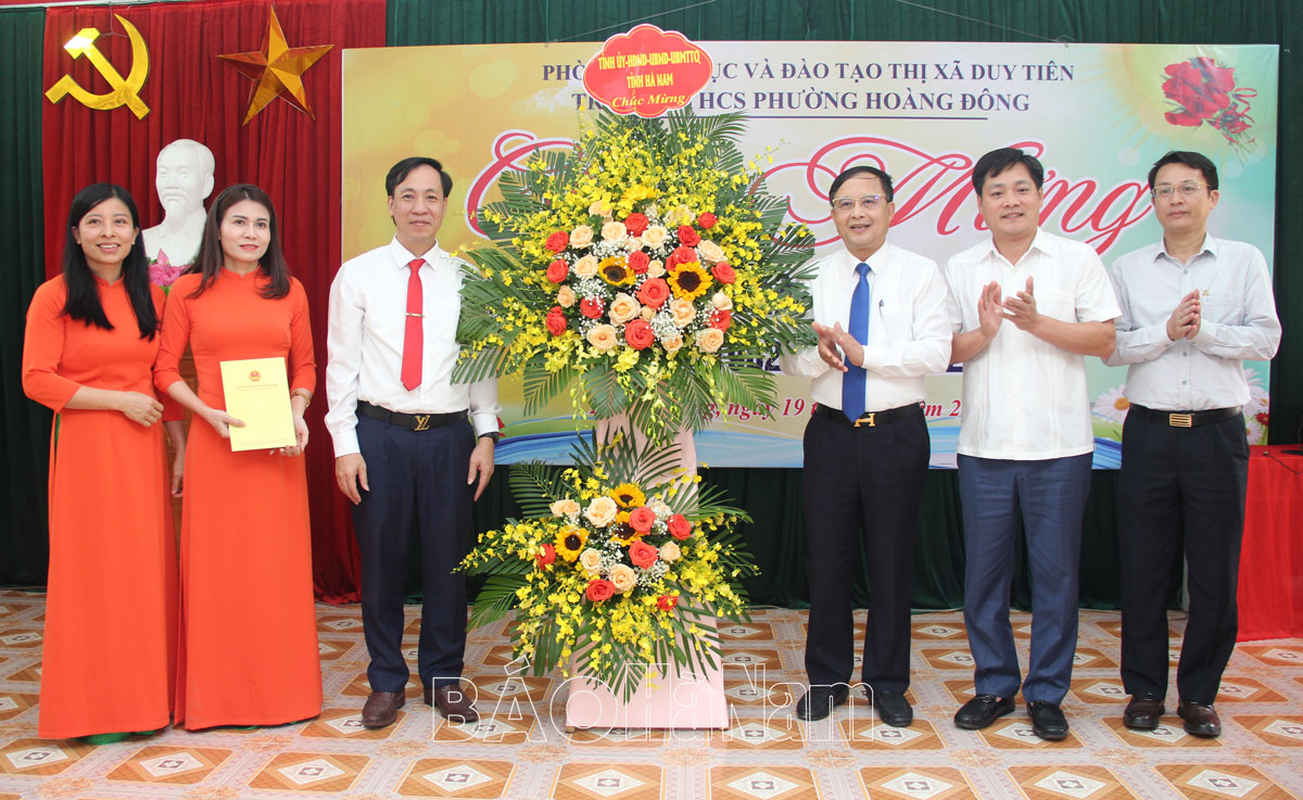 Đồng chí Phó Chủ tịch UBND tỉnh Nguyễn Đức Vượng chúc mừng Trường THCS Hoàng Đông nhân ngày 20/11