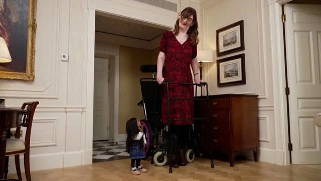 Tiệc trà giữa hai phụ nữ cao nhất và thấp nhất thế giới