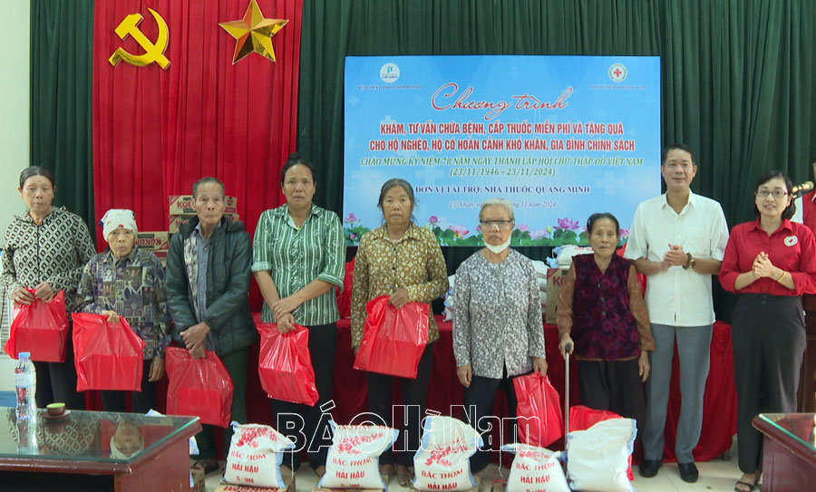 Khám bệnh, cấp thuốc miễn phí cho hộ nghèo, hoàn cảnh khó khăn ở xã Trần Hưng Đạo