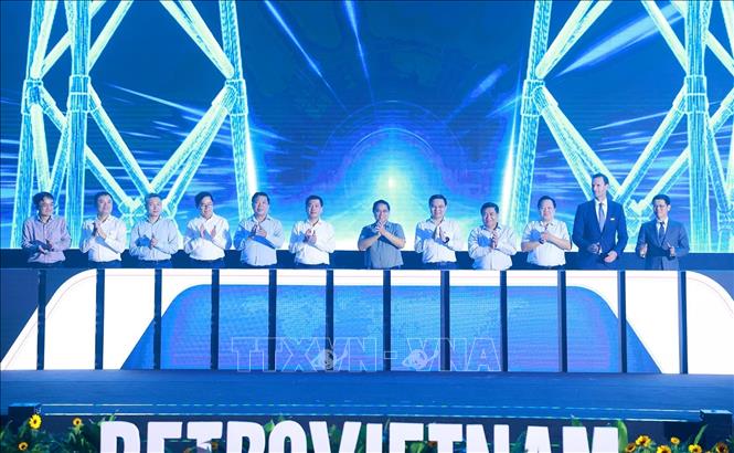 Thủ tướng: Nhanh chóng làm chủ công nghệ, phát triển công nghiệp năng lượng tái tạo