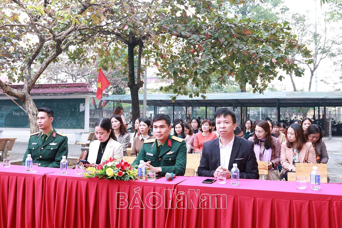 Trường THPT A Phủ Lý tổ chức sinh hoạt ngoại khóa, giáo dục truyền thống cách mạng