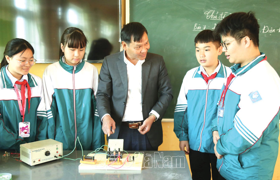 Thầy hiệu trưởng hết lòng vì sự nghiệp giáo dục