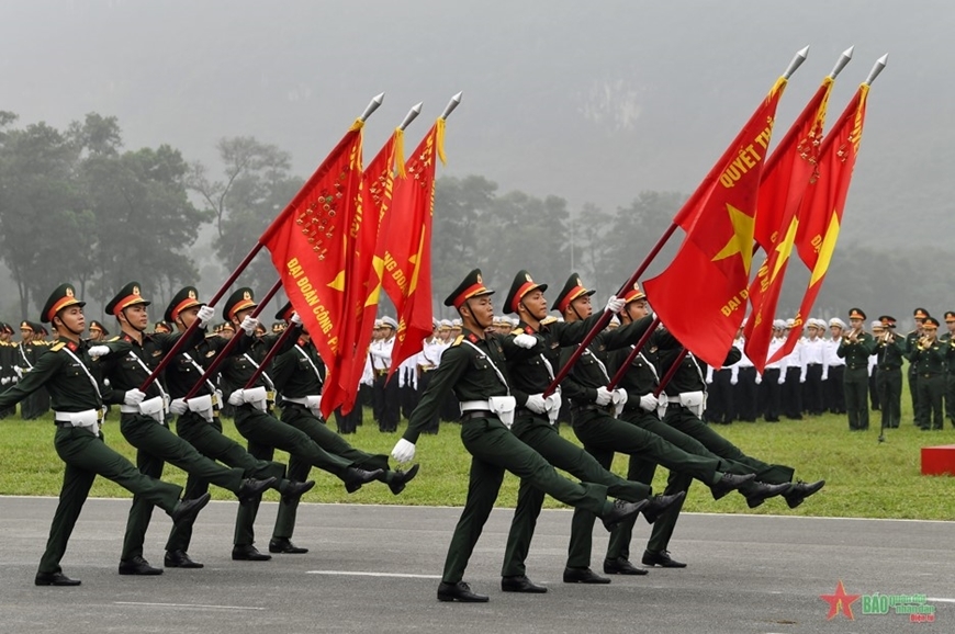 Xây dựng Quân đội nhân dân Việt Nam vững mạnh về chính trị theo tư tưởng "người trước, súng sau" của Chủ tịch Hồ Chí Minh