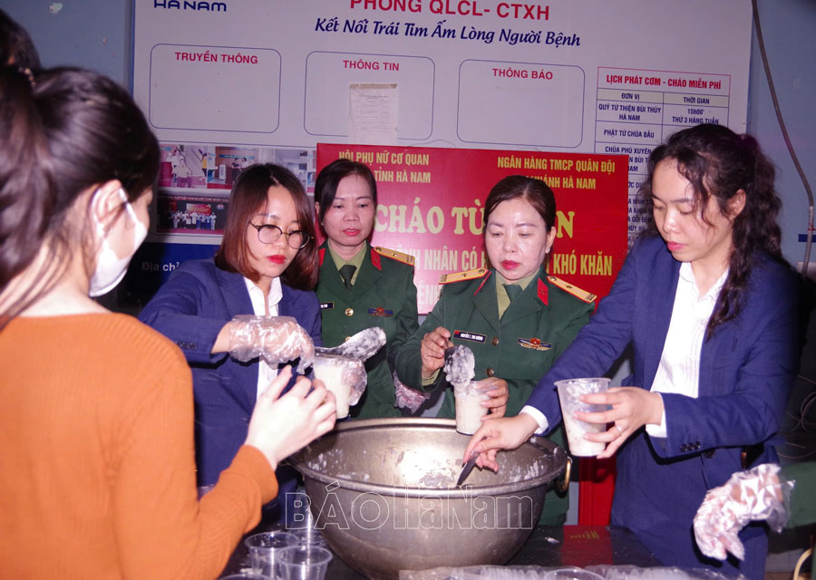 Hội Phụ nữ cơ quan Bộ CHQS tỉnh phối hợp tổ chức chương trình “Nồi cháo tình thương”