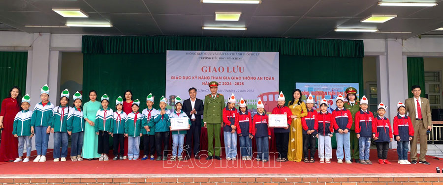648 học sinh Trường Tiểu học Liêm Chính được giáo dục kỹ năng tham gia giao thông an toàn