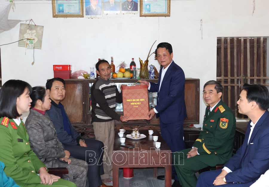 Lãnh đạo thành phố Phủ Lý thăm, tặng sổ tiết kiệm cho đối tượng chính sách