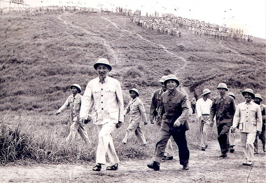 Trung thành với Tổ quốc, tận tụy với nhân dân