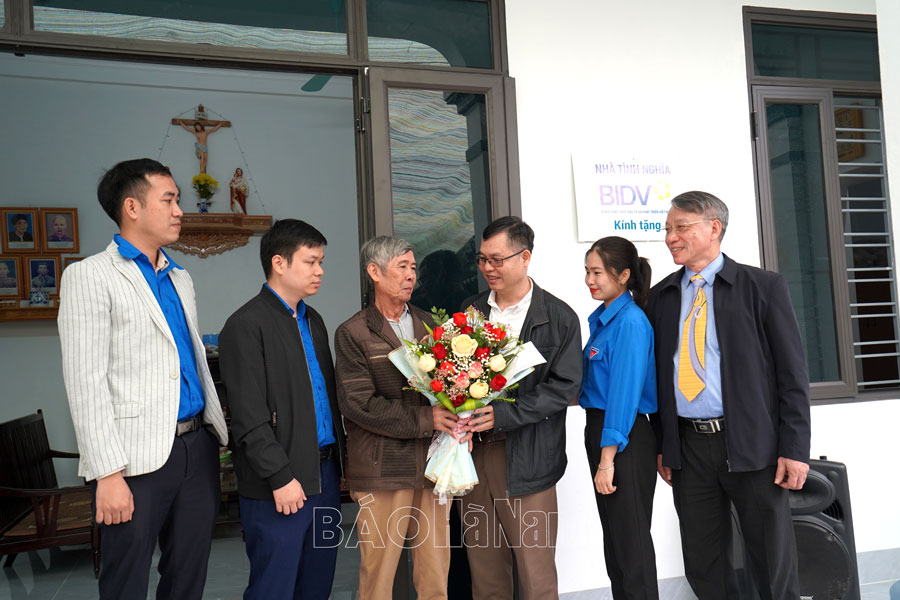 Công đoàn BIDV Hà Nam bàn giao tiền hỗ trợ người dân xây, sửa nhà dột nát