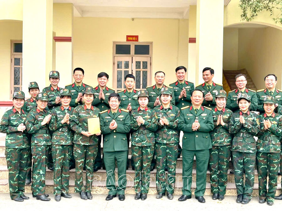 Bộ CHQS tỉnh thăm, tặng quà lực lượng luyện tập tham gia diễu binh, diễu hành kỷ niệm 50 năm Ngày Giải phóng miền Nam