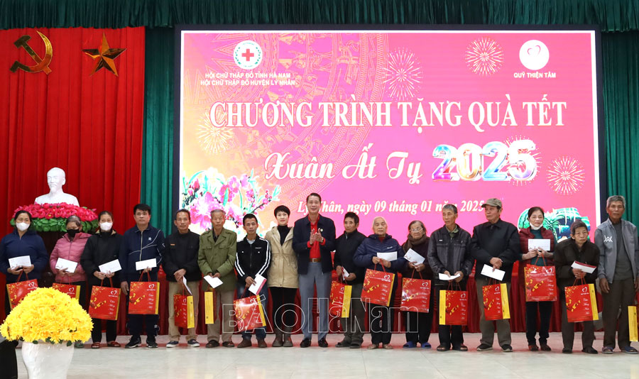250 suất quà Tết được trao cho hộ nghèo, người hoàn cảnh khó khăn huyện Lý Nhân
