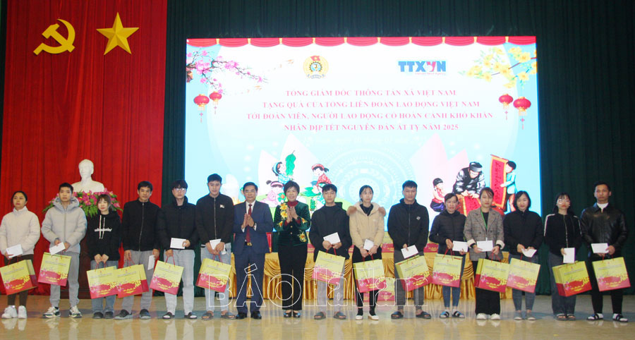 Thông Tấn xã Việt Nam tặng quà người lao động Hà Nam