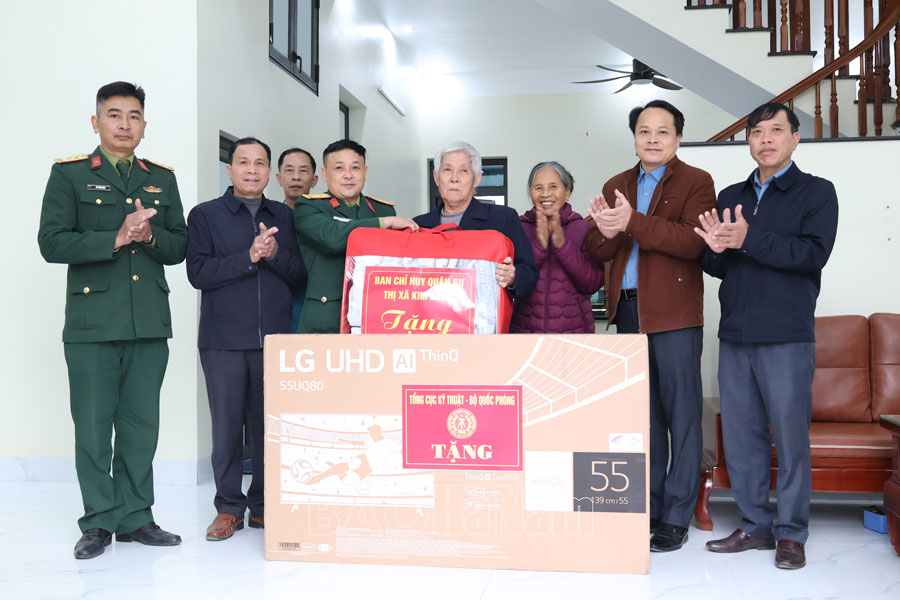 Trao kinh phí hỗ trợ xây dựng "nhà tình nghĩa"