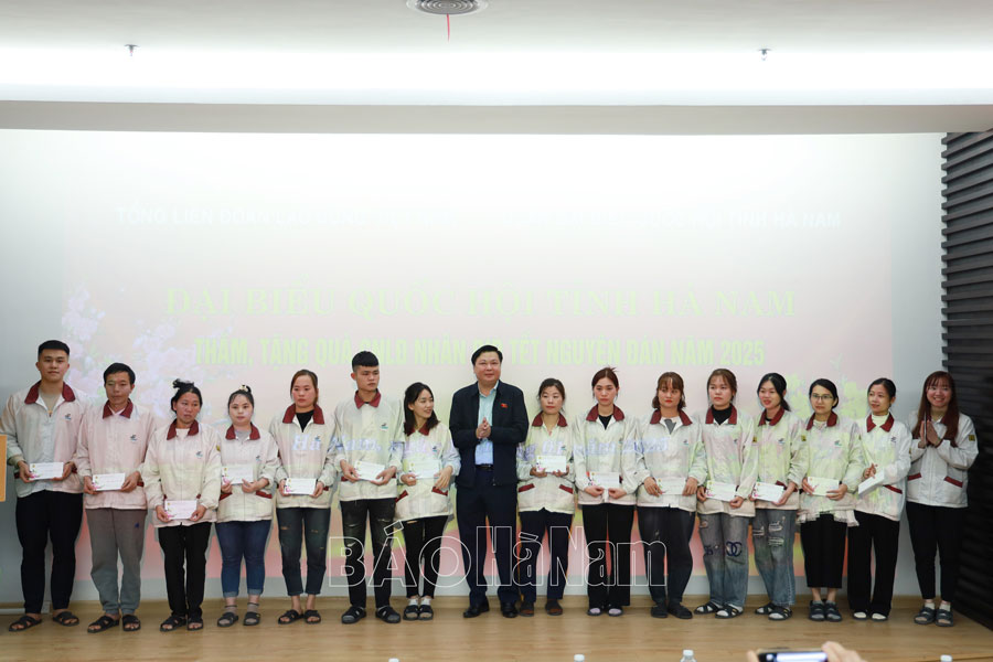 Đoàn đại biểu Quốc hội tỉnh thăm, tặng quà công nhân lao động