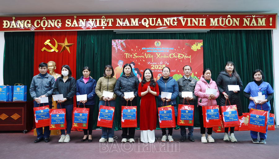 Công đoàn ngành y tế trao tặng 84 suất quà cho đoàn viên, người lao động