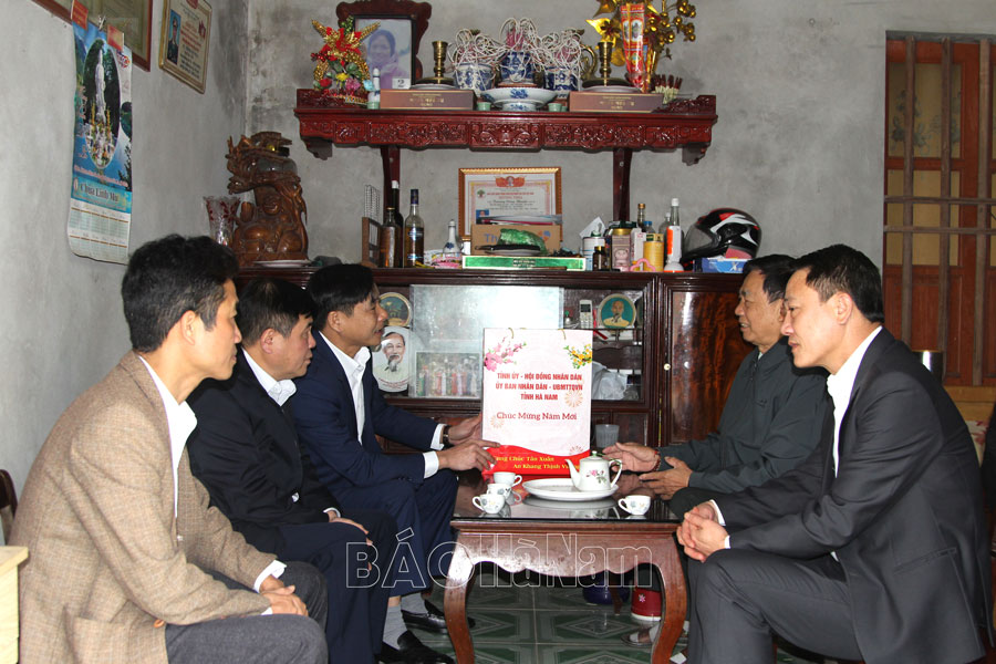 Đồng chí Phó Chủ tịch Thường trực UBND tỉnh Nguyễn Anh Chức thăm, tặng quà Tết các gia đình chính sách